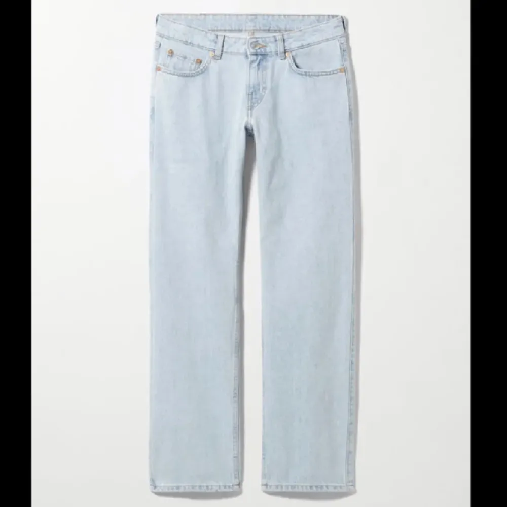 Säljer dessa sjukt snygga arrow low jeansen från weekday. De sitter så snyggt lågdmidjat 💙storlek 26, längd 32. HELT SLUTSÅLDA!! Använd gärna köp nu. Jeans & Byxor.