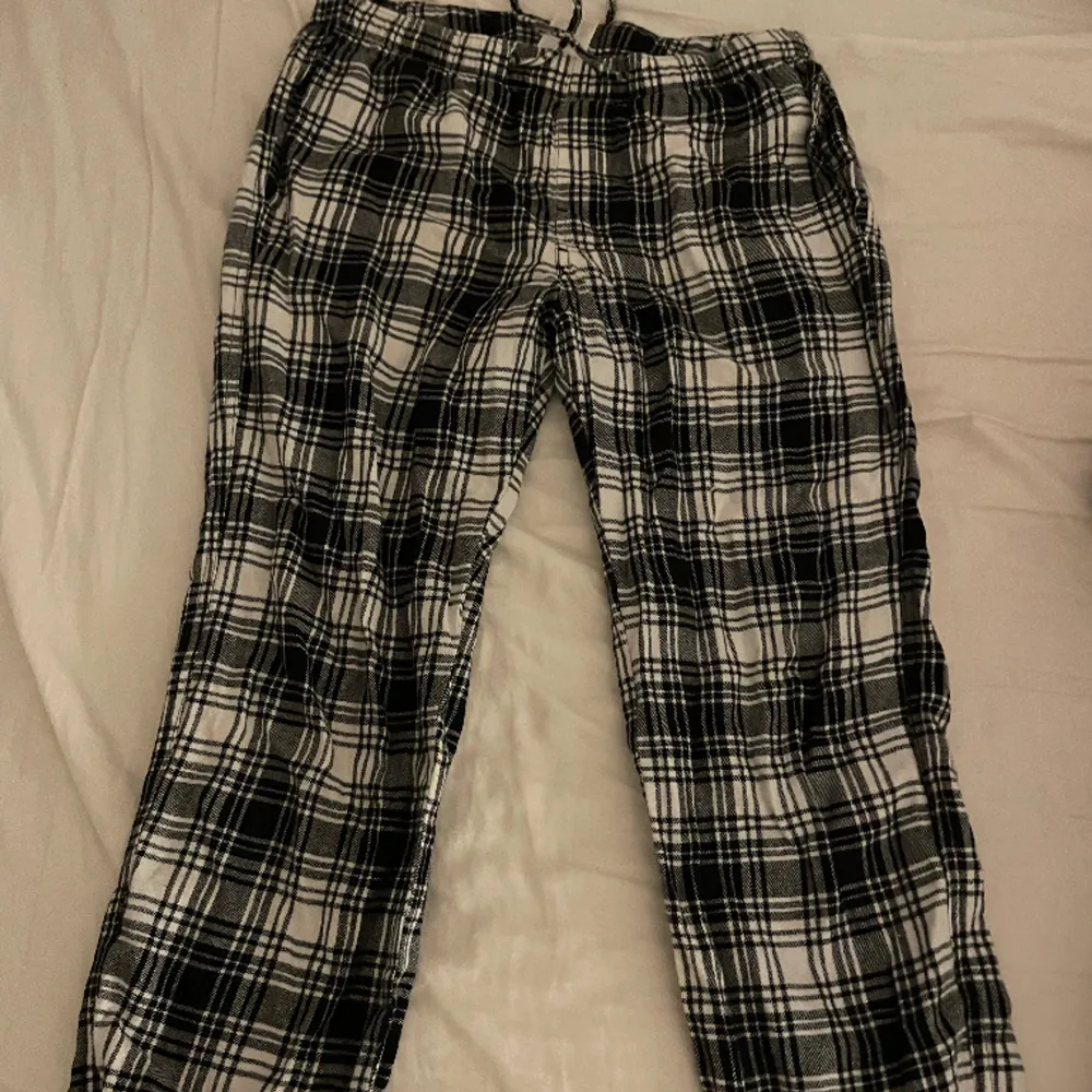 Säljer dessa rutiga pyjamas byxor. Får inte användning av dem längre och de är lite för korta, bra skick och ny pris ligger på 299 kr.☺️. Jeans & Byxor.