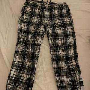 Säljer dessa rutiga pyjamas byxor. Får inte användning av dem längre och de är lite för korta, bra skick och ny pris ligger på 299 kr.☺️