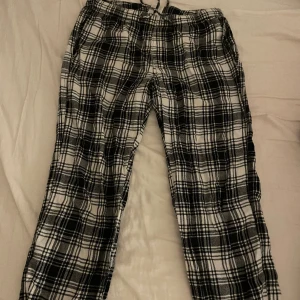 Pyjamas byxor  - Säljer dessa rutiga pyjamas byxor. Får inte användning av dem längre och de är lite för korta, bra skick och ny pris ligger på 299 kr.☺️