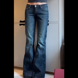 lågmidjade utsvänga jeans från weekday - lappen på baksidan är borttagen men annars i bra skick. 