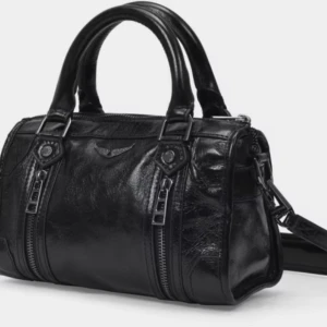 Zadig & Voltaire väska - Säljer nu min superfina väska från Zadig då den tyvärr inte kommer till så mycket användning! Är i modellen sunny och heter vintage patent, köpte den i våras för 5000 kr och den är i helt nyskick🖤