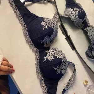 Intimissimi bh💙 - Intressekoll på min Intimmissimi bh i marinblå färg💙 den är i storlek 75 d och i bra skick. Däremot har jag tvättat den med svarta kläder så det vita har blivit lite grått. Vilket kan vara fint💙köpt för vca 629