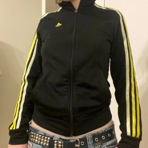 Adidas zip up - Adidas zip-up! Bra skick ända defekten är att låset till kedjan är sönder men går att knäppa upp ändå. Köpt på beyond retro, storlek XS