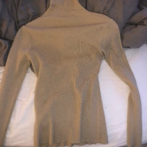 Beige polotröja  - Kontakta mig om du är intresserad 