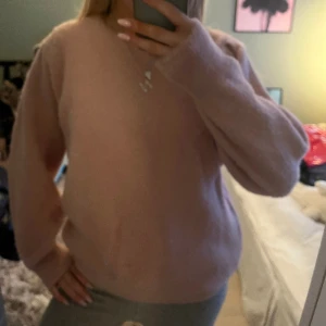 Rosa stickad tröja - Såååå fin rosa fluffig stickad stickad tröja! Nästintill oanvänd!💞💞