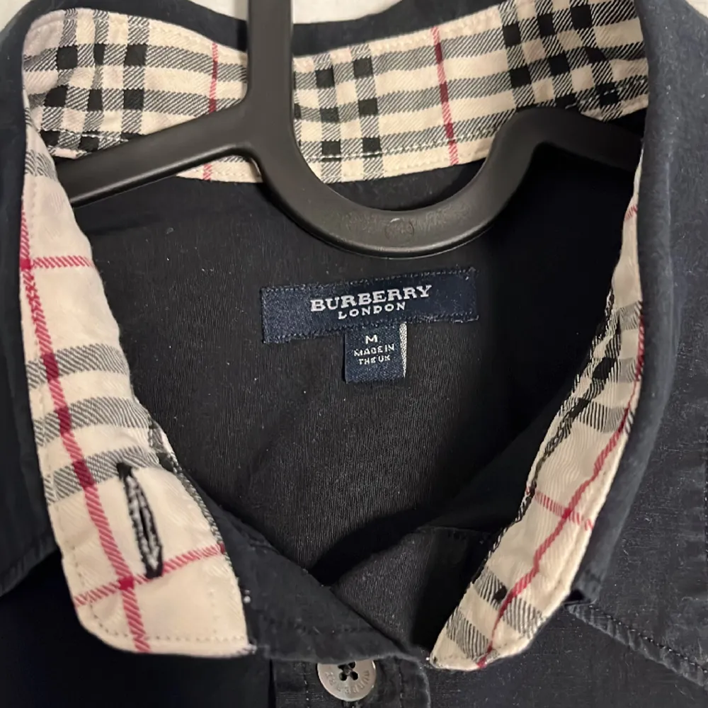 Svart Burberry skjorta. Står storlek M men väldigt liten i storlek. Passar S-Xs Skick 9/10 väldigt gott skick. Pris kan diskuteras . Skjortor.