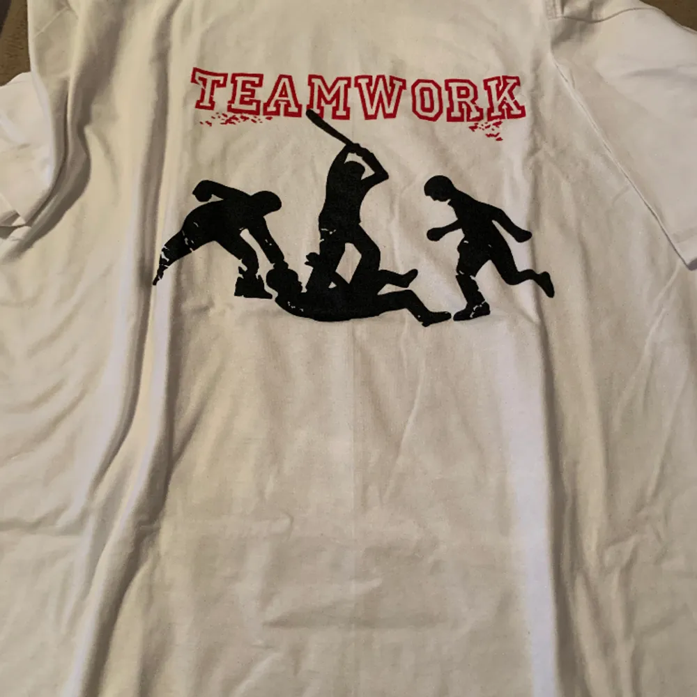 T-Shirt man storlek XL men bild på ”teamwork”. Inte använd bara köpt. Frakt tillkommer om de ska postas. . T-shirts.