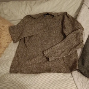 Stickad tröja  - Bra skick inga defekter💕