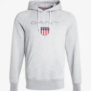 Säljer min gråa Gant hoodie, super fint skick. Endast använd fåtal gånger. Kan skicka fler bilder om så önskas. 🤍