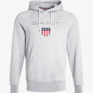 Grå Gant Hoodie - Säljer min gråa Gant hoodie, super fint skick. Endast använd fåtal gånger. Kan skicka fler bilder om så önskas. 🤍