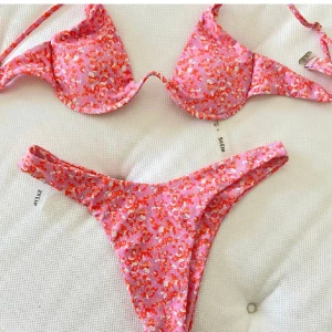 Bikini - Säljer denna fantastiskt fint mönstrade bikinin köpt här på plick, endast använd av mig ett par tillfällen. Säljer då den är för liten för mig. Stl Xs främst (för liten för mig som är S). 🎀🍦🪸🐚