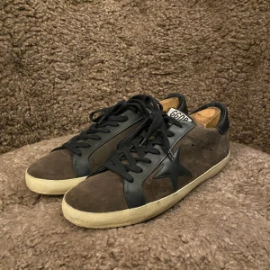 Golden goose sneakers - Ett par riktigt fräscha goose i en sällsynt och snygg colorway. Skorna är storlek 42 men goose sitter oftast 0,5-1 storlek större. Kan tänka mig att gå ner i pris vid en snabb och smidig affär. Tveka inte på att höra av er vid eventuella frågor👍