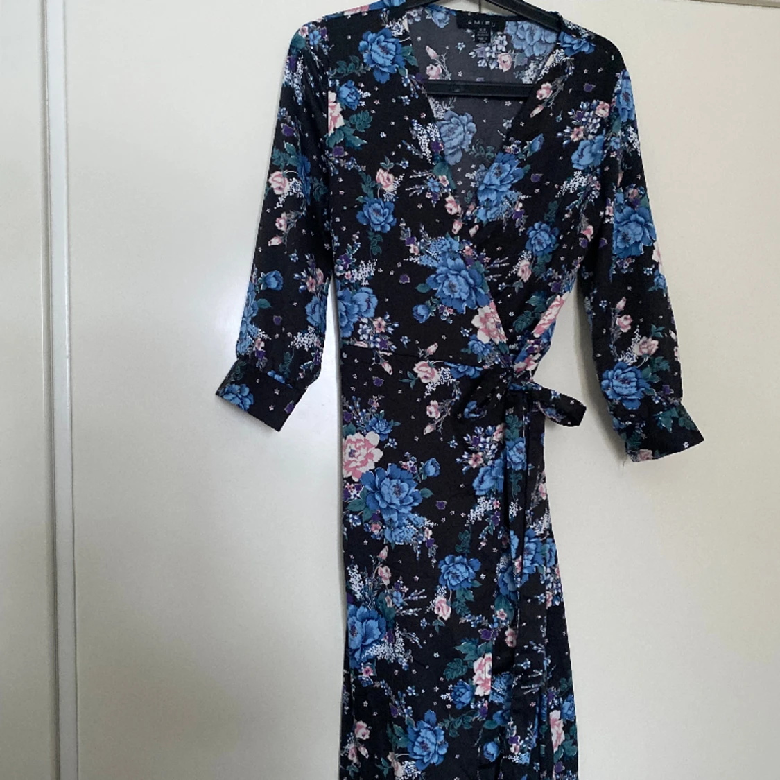 Blommig omlottklänning - 91