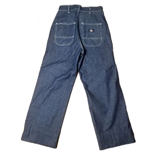 Dickies double knee  - Dickies double knee i mörkblå använda några få gånger och är i bra skick. Dem är upp tejpade med tyg tejp som är lätt att släppa ner, som syns på bild 3. Ny precis runt 1 200kr