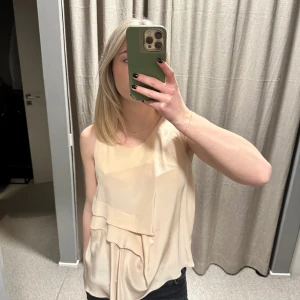 Beige/rosa kenzo topp💕 - En super fin blus/topp från Kenzo i storlek 40 som funkar bra för mig som är S, men skulle även säga att den passar Xs och M. Ordinarie pris 2500kr!