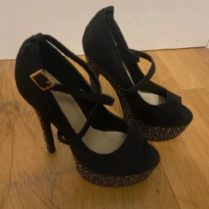 Klackskor - Skor frå nelly bra skick. Säljer pga att dom är för små för mig. 