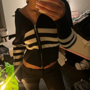 Kofta från zara - Sälja pga att jag inte använder😘 superfin strl xs men passar mig som beukar ha s ibland m❣️