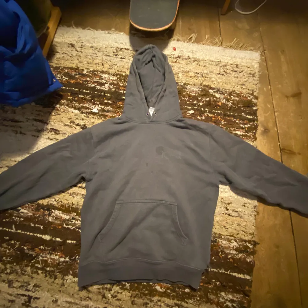 En polar hoodie, Köpt från junkyard för 949kr säljer nu för 250kr, liten fläck på magen men går att få bort, Säljer för att den är förliten. Hoodies.