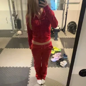 Juicy Couture Sett❤️ - Säljer ett rött juicy set, köptes i nyskick här på plick o endast används av mig fåtal gånger. Setet har inga defekter, och materialet är frf lent och som i nyskick. Säljer pga de inte kmr till användning, lånade bilder av hon jag köpte av🫶🏼💞