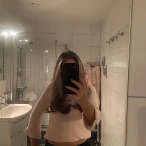 Stickad trekvartsärmad tröja - Säljer en av mina favorittröjor från Gina. Trekvarts ärmar ljusrosa stickad inga tecken på användning