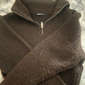 GINATRICOT TRÖJA - Super skön och mysig stickad tröja från Gina, tröjan är i Xs men passar nog upp till M skulle jag säga. Skriv för fler bilder, nypris 450