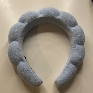 Diadem - Ljusblått diadem/hårband som är bra för att få bort håret när man tex sminkar sig. Pytte liten fläck på änden av diademet, men inget man tänker på.