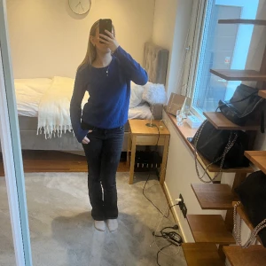 Blå stickad tröja - Mörkblå stickad tröja från Vila, mycket bra skick 