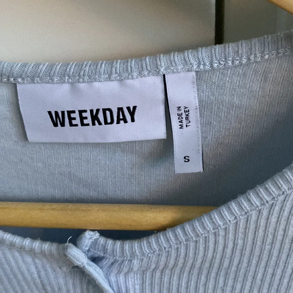 En blå tröja med knappar från weekday. Använd några fåtal gånger. Inga defekter. Skriv privat för mer info👍. Toppar.