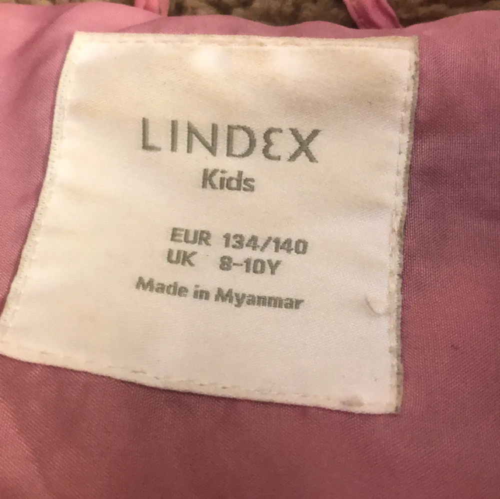 En gullig jacka från Lindex!!säljs för att den har blivit för liten❤️. Jackor.