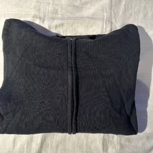 Uniqlo zip tröja - En fett zip tröja i ett bra skick.