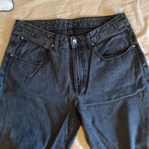 Gråa jeans från vailent (carlings). Fåtal gånger som jeansen använts. Mer relaxed/loose form