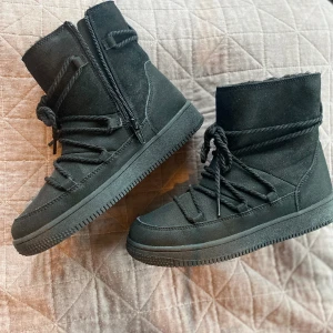 Svart känga  - Använda ett fåtal gånger.  Mjuka lurviga på insidan. Dragkedja på insidan.   Stl 38