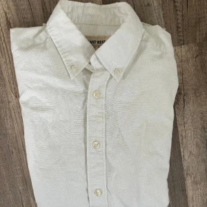 skjorta east west - skjorta från East west, slim fit. Små, nästan osynliga fläckar längst fram har ej testat att ta bort! Oanvänd