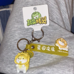 Cabbage dog anime HELT NY - Cabbage dog collectible figurine nyckelring kan användas till nyckelband också. Köpte den på rainbow island som kostade egentligen 100kr.