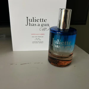 Juliette has a gun parfym  - Juliette has a Gun vanilla vibes. Knappt använd parfym då den inte passar just mig.  Medföljer original förpackning. Originalpris 999kr på kicks Inköpt i november.