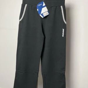 Träningsbyxor Babolat  - Helt nya Babolat träningsbyxor. Storlek: 8-10 år, 134/140, flicka.  Hämtas i Torslanda eller så fraktar jag.