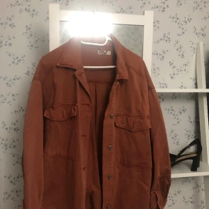 Jeans jacka - En häftig jeans jacka som inte kommer till användning, den förtjänar bättre✨