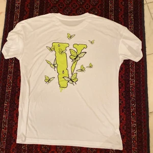 V t-shirt - 100% polyester med lite oversize i bagaget. 