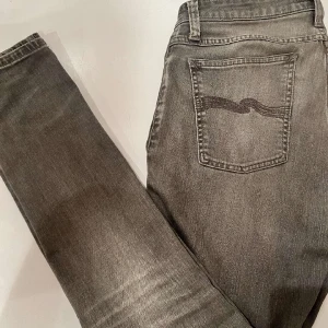 Nudie Jeans Gråa - Säljer dessa Nudie Jeans 9/10 skick jätte bekväma storlek 32/32 passform Skinni lin org:pris 1600kr priset kan gå ner vid snabb affär