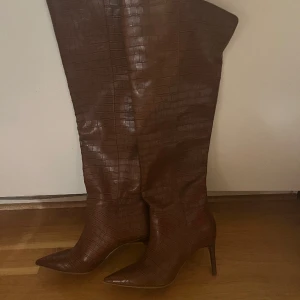 Boots med klack, zara, 35 - Snygga bruna stövlar med klack i storlek 35 från zara. Köpta på arkivet förra vintern men aldrig använda av mig. Passar även en 36a då jag normalt är det. 