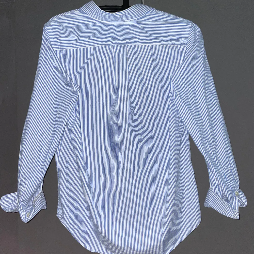 Randig Ralph Lauren skjorta i storlek xs mint condition pris 350kr men kan diskuteras vid snabb affär.. Skjortor.