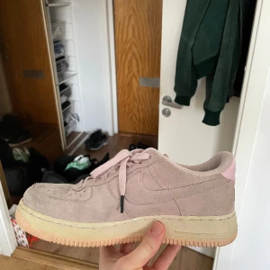 Nike AirForce Stl 42 - Rosa Nike AirForce Storlek 42. Måttligt använda där bilderna visar slitaget.