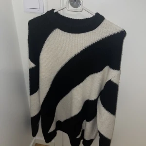 Mysig tröja  - Använd några gånger. I fortsatt fint skick. Lite nopprig men syns ej. Varm och skön. Köpt från HM. Storlek M och är oversized.
