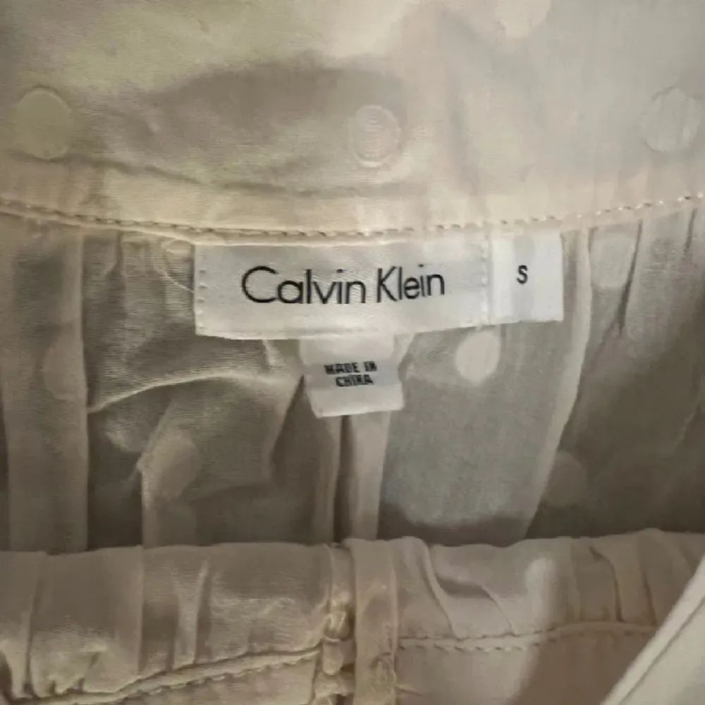 Jätttesnygg Calvin Klein blus. Säljer den för att jag inte använder den. Den är krämvit. Bra skick och strl S. 😇. Blusar.