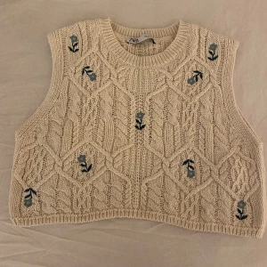 Stickad väst  - Säljer pga ingen användning 