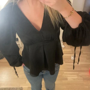 Svart blus - Så fin tröja! 