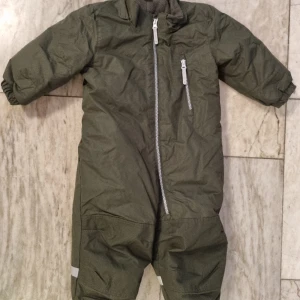 Barnoverall Mycket fint skick storlek 86 - Grön barnoverall H&M i mycket fint skick, saknar dock luvan.
