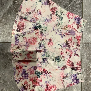 Kjol stl.M - Aldrig använd kjol med fina motiv. Blommig och underbar. Från Gina tricot i storlek M. Säljs pga garderobrensning. Kika gärna på mina andra annonser, säljer mycket. Samfraktar gärna:) 