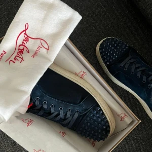 Christian Louboutin Skor - Säljer just nu mina fina loubs i färgen mörkblå. Köptes för några månader sedan i plick. Är fortfarande i bra skick, hör gärna av er vid funderingar 👍